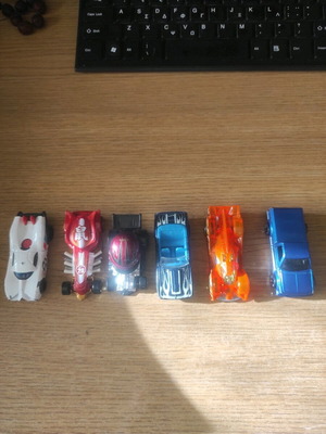 Hot Wheels toy cars like new, pack of 6