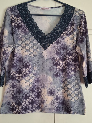 Raxevsky top with lace on sleeves and neckline, blue