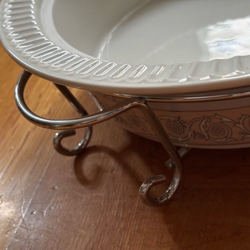 Heat-resistant porcelain casserole new with metal base and lid