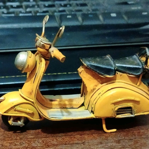 Vespa iron miniature used handmade with turning handlebar