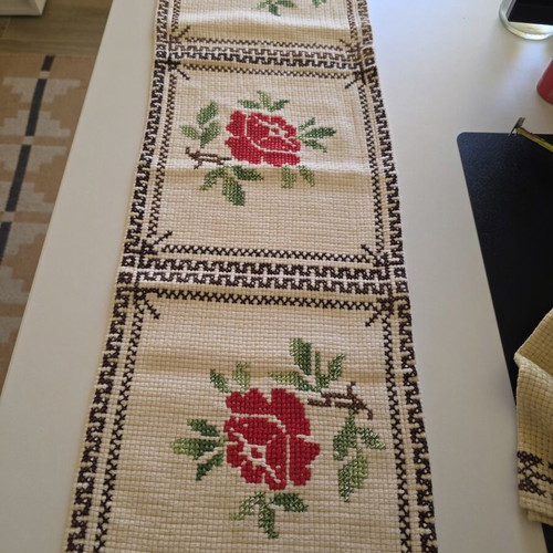 Handmade embroidered table runner with roses, like new, 76×23 cm
