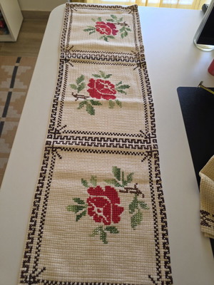 Handmade embroidered table runner with roses, like new, 76×23 cm