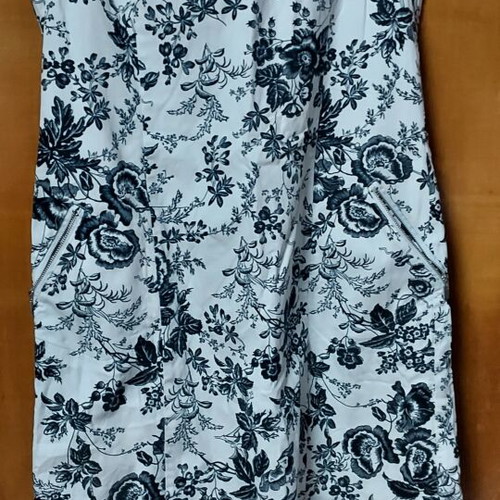 Black and white dress with 2 pockets, elastic fabric, like new, size M
