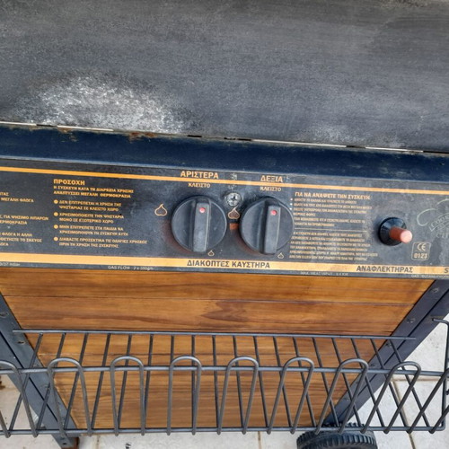 City Gas SY280 professional gas grill with lava rocks