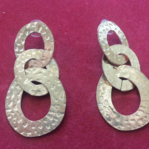 Elegant vintage earrings gold color like new