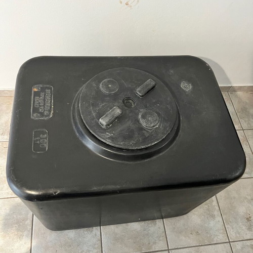 Water tank 300 liters with metal tap