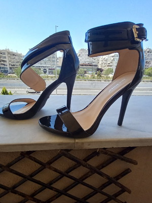 Сандал Ideal Shoes от лакова кожа нов, размер 40, черен