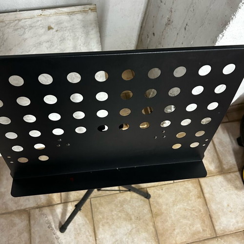 Music stand like new with case and sturdy construction