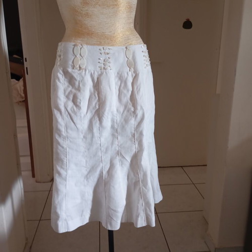 Artisti Italiani linen skirt size 40 like new with mother pearl details