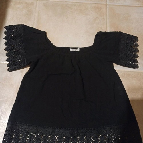 T-shirt size S with bare shoulders