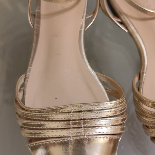 Gold flat sandals size 39 used, comfortable and light