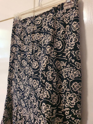 Skirt black with white patterns like new