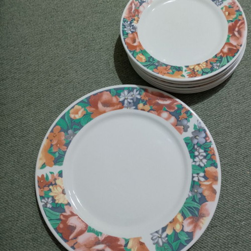 Dinnerware set with large platter