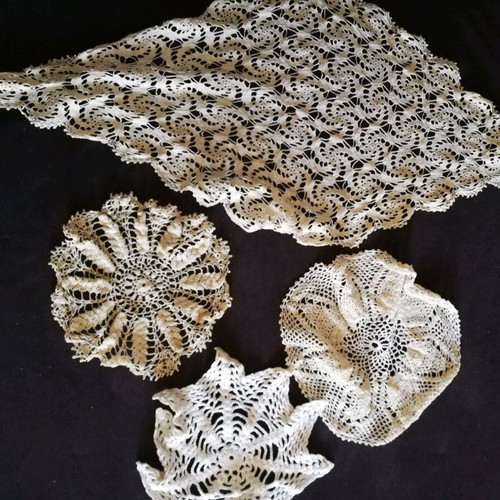 Crochet doily like new, various sizes