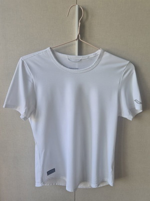 Saucony white sports top like new, breathable, lightweight, XS