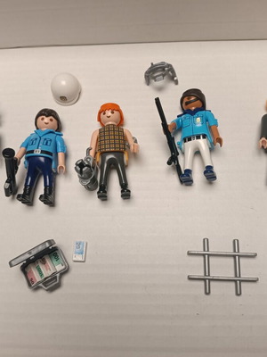 Playmobil полицаи и крадци като нови, комплект 2 срещу 3 с оборудване