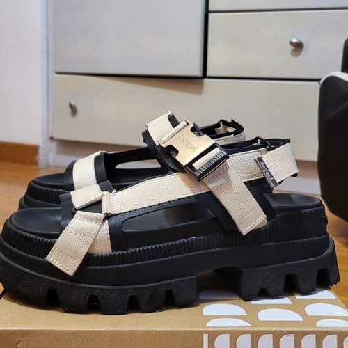Desigual Chunky Platforms size 36 like new, beige and black