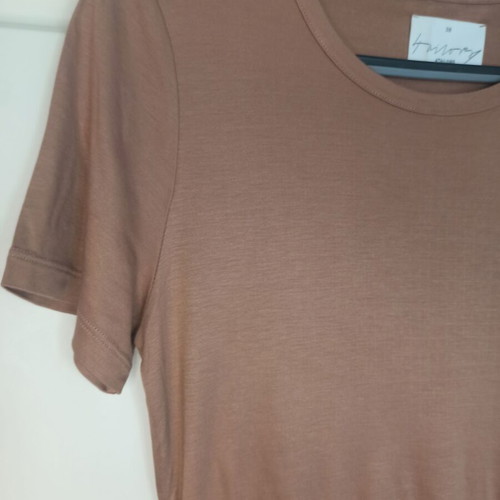 Beige salmon short-sleeve blouse Medium with an opening at the back