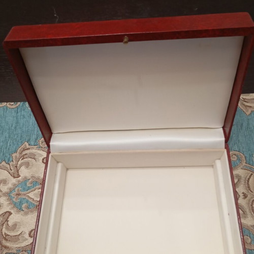 Vintage jewelry box like new with key
