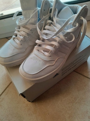 Αθλητικά Adidas 36 2/3 μεταχειρισμένα, άσπρα, σε άριστη κατάσταση