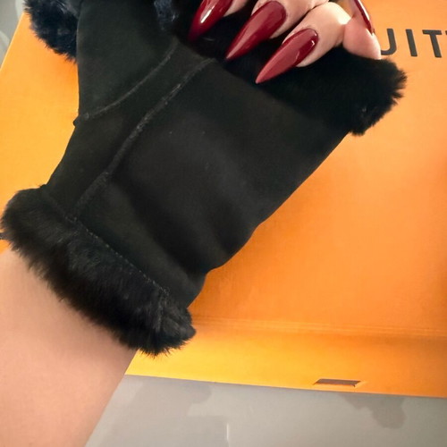 Gloves and hat new from genuine leather and fur black