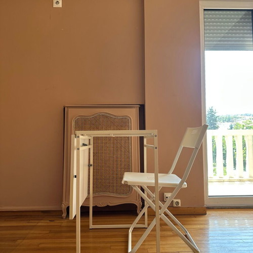 Folding table and chair set like new, compact dimensions