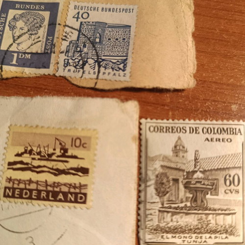 Old stamps used, pack of 8 pieces
