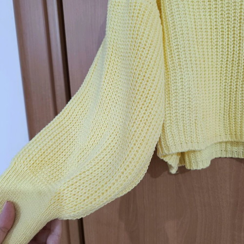 Knitted yellow sweater new, one size