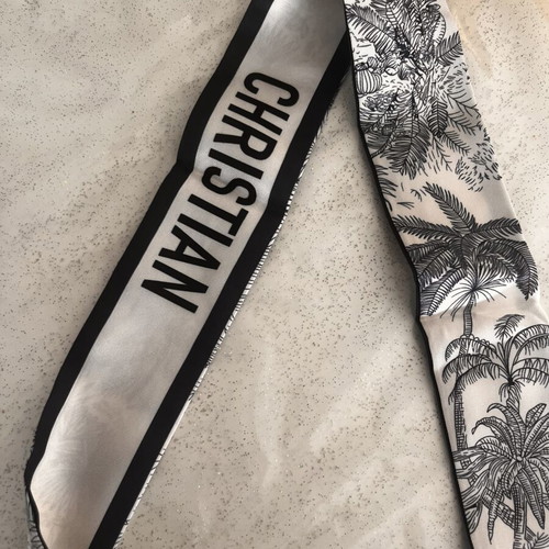 Scarf new, versatile for neck and bag use
