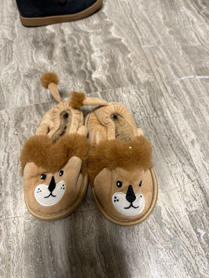 Children's lion-shaped slippers like new, size 22-23, brown