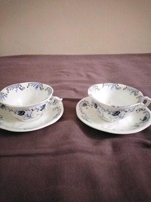 Set of 2 collectible vintage coffee cups with saucers like new