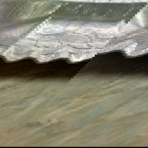 Винтидж алуминиев поднос с дръжки употребяван, релефни флорални плодове Motiltheartlyons