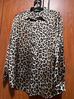 Zara Satin Leopard Blouse like new, size M