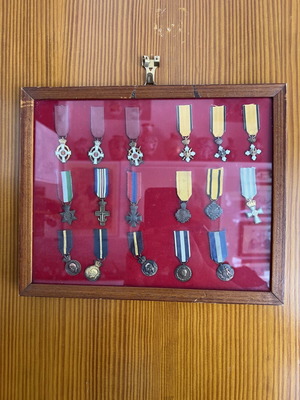 Miniature medals set new, 17 pieces on 30x24cm board