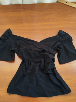 Black short-sleeve blouse like new, elastic with thick fabric