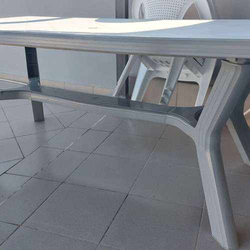 Rectangular plastic table like new, light gray, 175 x 90 x 74 cm