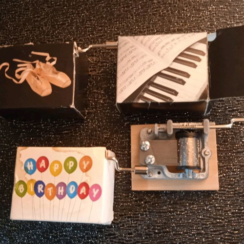 Hand-cranked music box toys new with different tunes