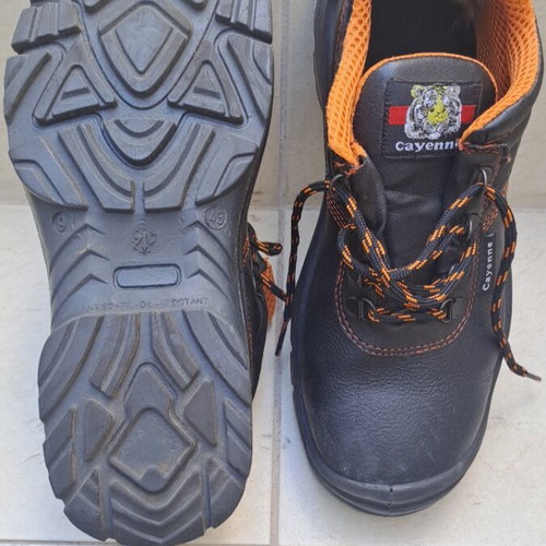 Cayenne safety shoes men's like new, black size 43