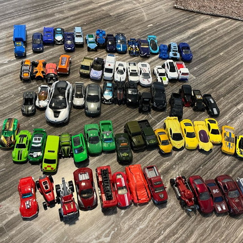Hot Wheels toy cars like new, pack of over 70 pieces