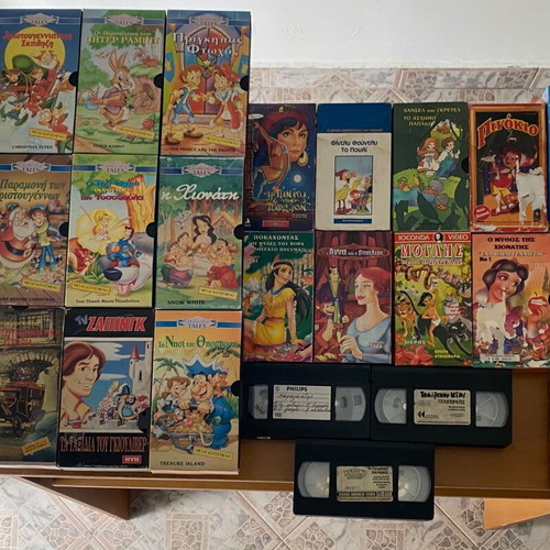 Children's video cassettes like new, pack of 26