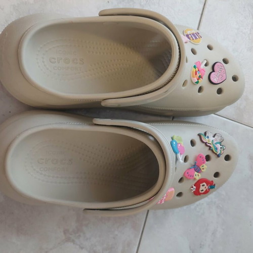 Crocs Classic Crush Clog size 41 like new, beige with Jibbitz charms