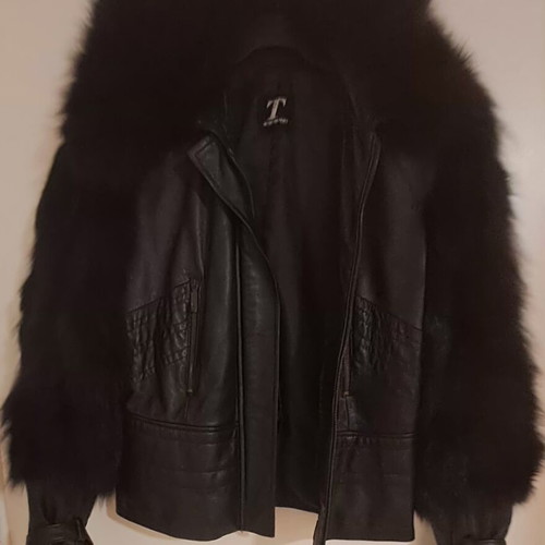 Leather jacket like new, Italian black with fur collar and sleeves