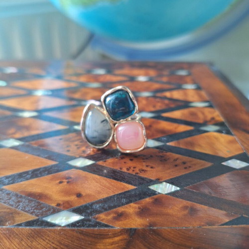 Gold ring with multicolored stones like new