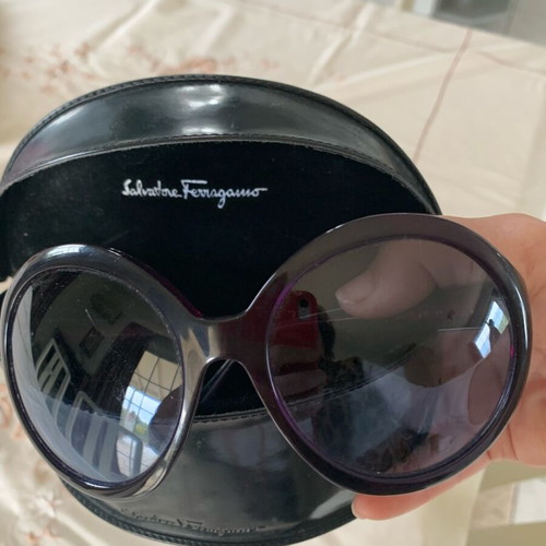 Salvatore Ferragamo sunglasses like new, black
