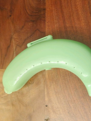Banana carrying case like new, plastic