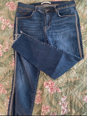 Zara jeans with rhinestone details size 44 like new