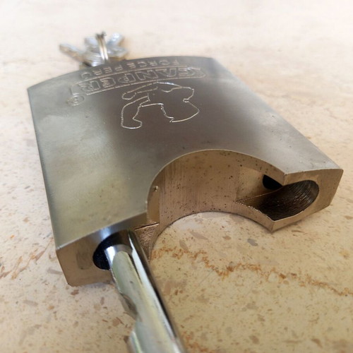 Canper heavy-duty horseshoe padlock with semi-closed shackle and four keys