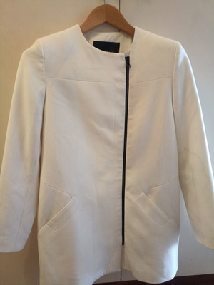 Spring coat white medium like new with zipper and pockets