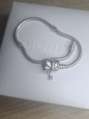 Pandora bracelet 19.5 cm like new with butterfly clasp and zircon stones
