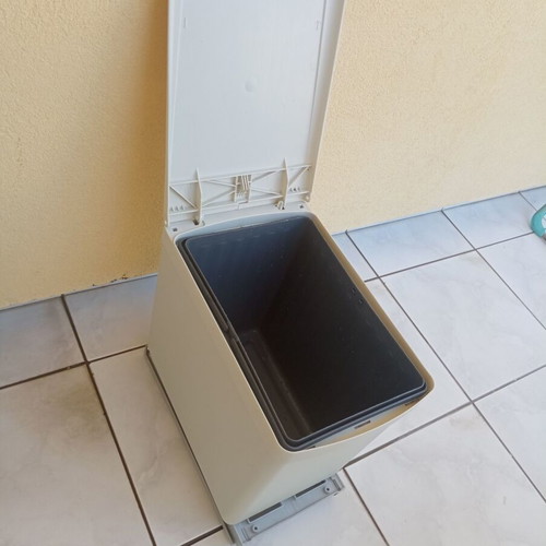 Sliding trash bin